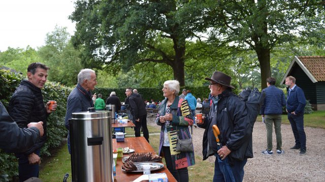 Efkes stille staon bie (vrijdag 22 juni 2018)